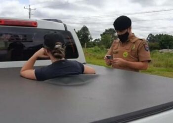 Mulher rastreia marido, flagra com amante em motel e toma atitude; veja vídeo