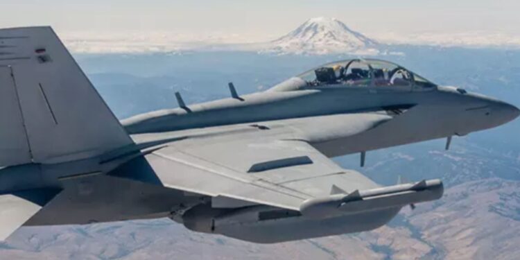 aviao-militar-dos-eua-cai-no-mar-e-tripulantes-sao-resgatados