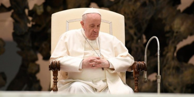 papa-francisco-interrompe-celebracao-no-vaticano-devido-a-falta-de-ar