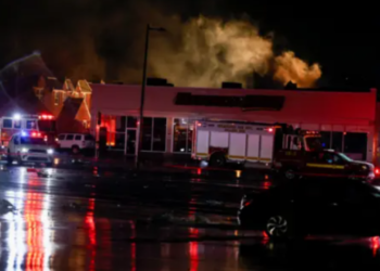 tragedia:-7-pessoas-morreram-e-19-ficaram-feridas-apos-queda-de-aviao-no-eua