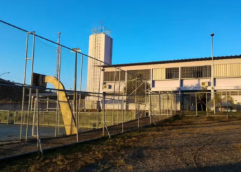 professor-e-agredido-por-alunos-apos-proibir-uso-de-celular-em-sala-de-aula-no-df