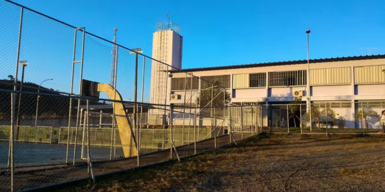 professor-e-agredido-por-alunos-apos-proibir-uso-de-celular-em-sala-de-aula-no-df