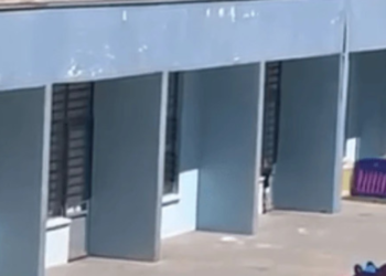 crianca-de-2-anos-e-deixada-do-lado-de-fora-de-creche-sob-sol-forte-em-braganca-paulista