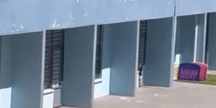 crianca-de-2-anos-e-deixada-do-lado-de-fora-de-creche-sob-sol-forte-em-braganca-paulista