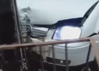 motorista-bate-em-poste-e-foge-antes-da-chegada-da-policia