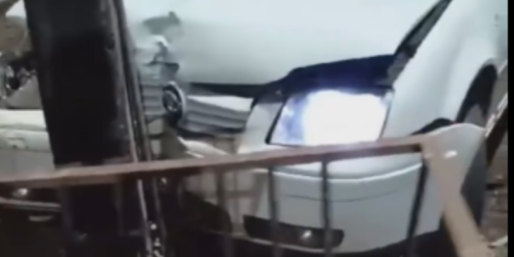 motorista-bate-em-poste-e-foge-antes-da-chegada-da-policia