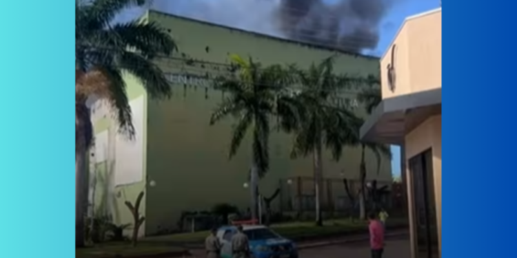 incendio-destroi-cineteatro-de-niquelandia