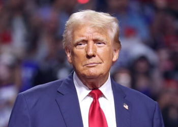 trump-cumprimenta-eduardo-bolsonaro-em-evento-conservador-nos-eua:-“familia-otima”