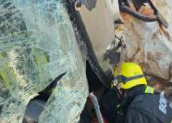 caminhao-perde-controle-e-atinge-casas-e-oficina-em-corumba-de-goias