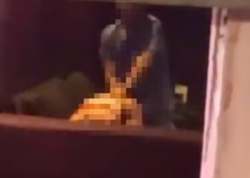 casal-e-flagrado-em-ato-sexual-durante-ensaio-na-sapucai;-video-viraliza