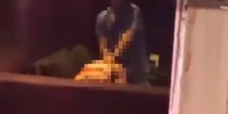 casal-e-flagrado-em-ato-sexual-durante-ensaio-na-sapucai;-video-viraliza