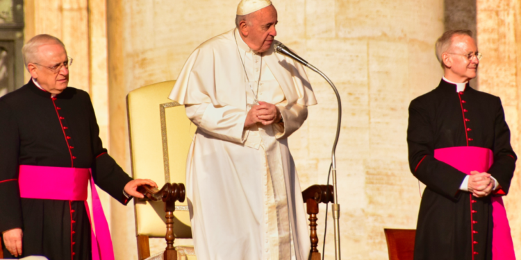 papa-francisco-apresenta-leve-melhora,-mas-permanece-em-estado-critico