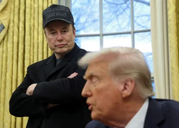 trump-aparece-beijando-os-pes-de-elon-musk-em-video-polemico;-veja