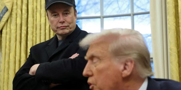 trump-aparece-beijando-os-pes-de-elon-musk-em-video-polemico;-veja