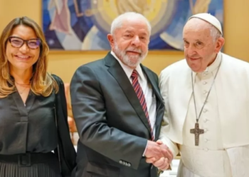 lula-e-janja-dedicam-missa-no-alvorada-ao-papa-francisco