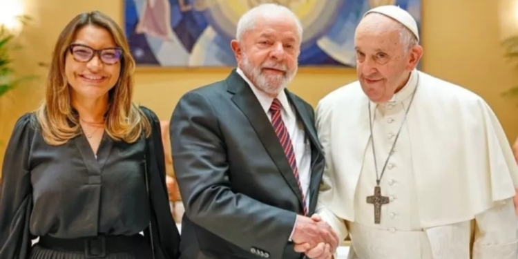 lula-e-janja-dedicam-missa-no-alvorada-ao-papa-francisco