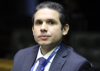 comando-das-comissoes-impoe-1o-desafio-a-hugo-motta