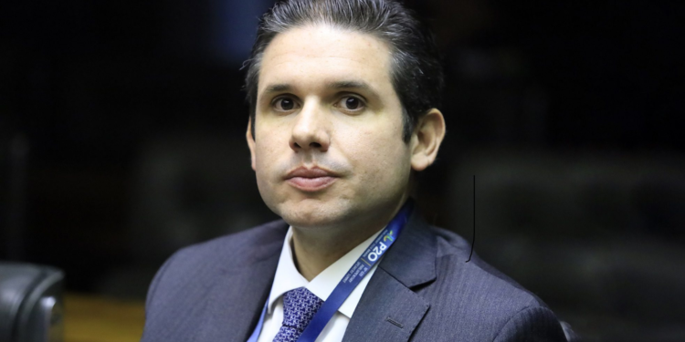comando-das-comissoes-impoe-1o-desafio-a-hugo-motta