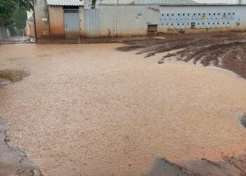 lagoa-se-forma-em-rua-de-aparecida-apos-chuvas-intensas