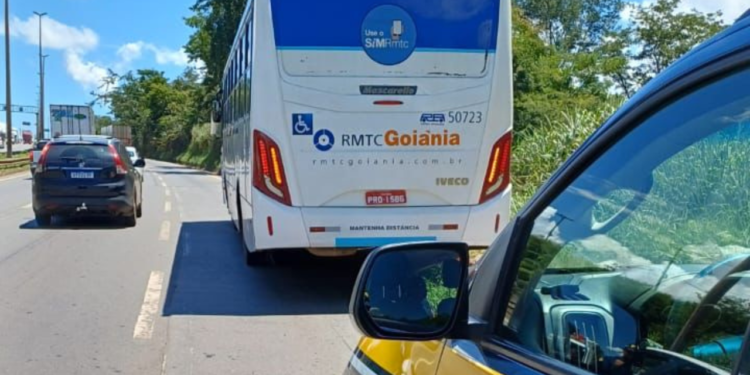 homem-e-preso-apos-ameacar-passageiros-de-onibus-com-faca