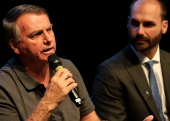 bolsonaro-critica-possivel-apreensao-de-passaporte-de-eduardo:-“visa-criar-constrangimento”
