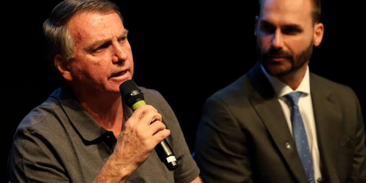 bolsonaro-critica-possivel-apreensao-de-passaporte-de-eduardo:-“visa-criar-constrangimento”