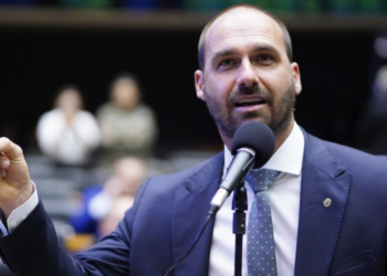 eduardo-bolsonaro-critica-walter-salles-e-acusa-diretor-de-retratar-“ditadura-inexistente”