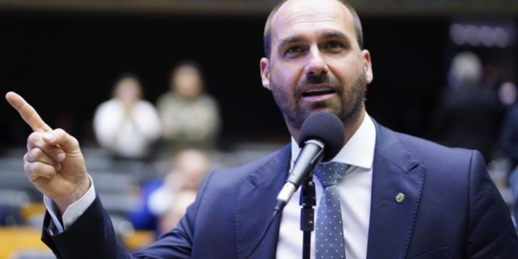 eduardo-bolsonaro-critica-walter-salles-e-acusa-diretor-de-retratar-“ditadura-inexistente”