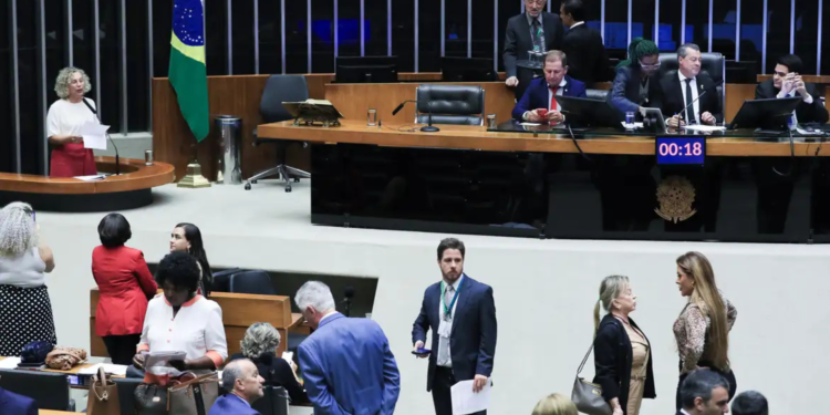 camara-aprova-pl-que-estabelece-atendimento-prioritario-para-pais-atipicos-no-sus
