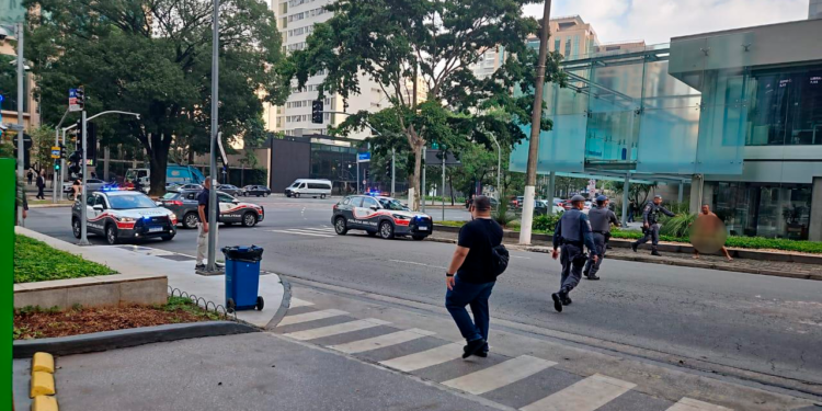 homem-nu-e-flagrado-em-avenida-na-zona-central-de-sao-paulo