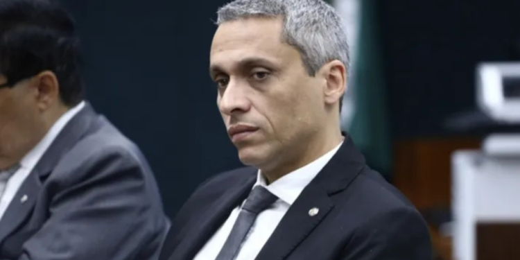 alcolumbre-avalia-denunciar-gustavo-gayer-ao-conselho-de-etica-por-ataque-a-gleisi