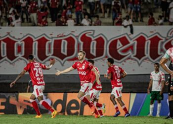 copa-do-brasil:-vila-nova-goleia-apos-expulsao-e-domina-partida-com-show-ofensivo