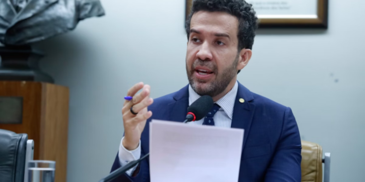 janones-sobre-michelle-bolsonaro:-“incomivel-nao-e”