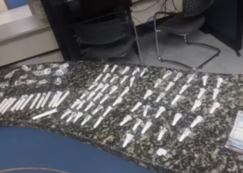 flagrado-com-cocaina,-adolescente-tenta-subornar-pms-com-r$-1-mil