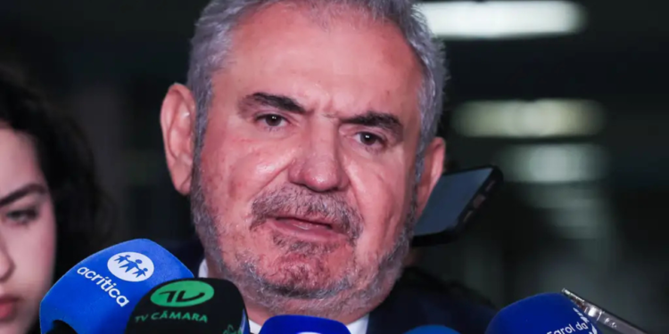 relator-do-orcamento-2025-trabalha-para-entregar-parecer,-mas-votacao-pode-ser-adiada-para-abril