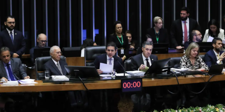 motta-diz-que-nao-ha-exilados-politicos-brasileiros