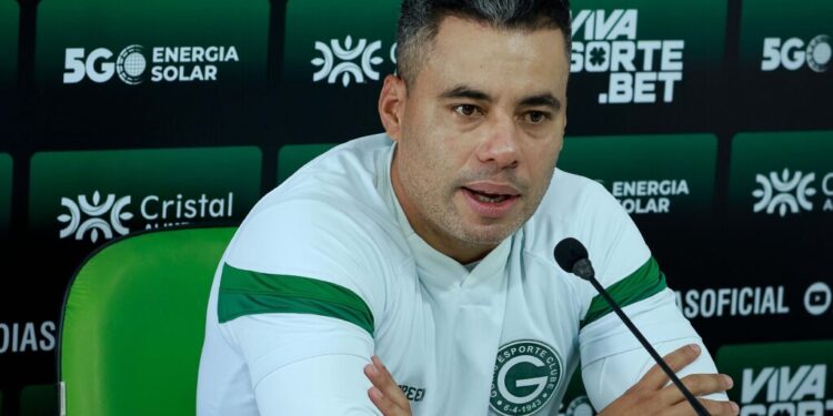 “todos-nos-que-estamos-envolvidos-no-futebol-do-goias-podemos-melhorar-mais”,-declara-jair-ventura
