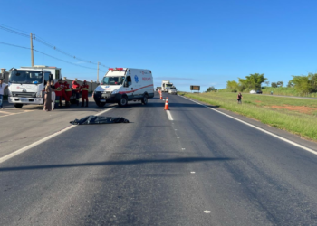 idosa-morre-atropelada-ao-tentar-atravessar-a-br-153-em-hidrolandia