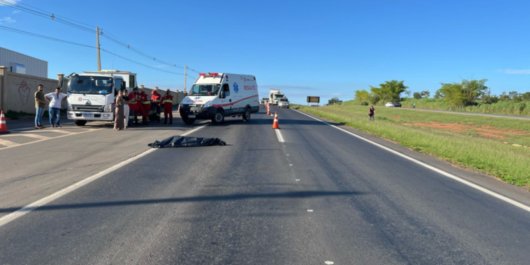 idosa-morre-atropelada-ao-tentar-atravessar-a-br-153-em-hidrolandia