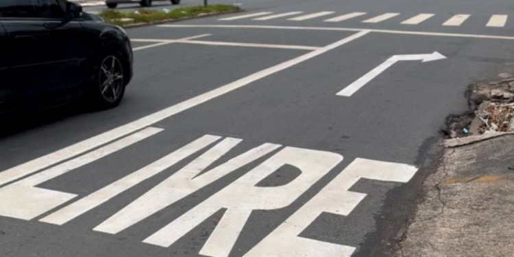 direita-livre-gera-dificuldades-para-motoristas-e-pedestres