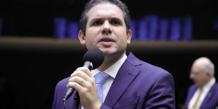 motta-e-alvo-de-protesto-de-mae-de-foragido-do-8-de-janeiro