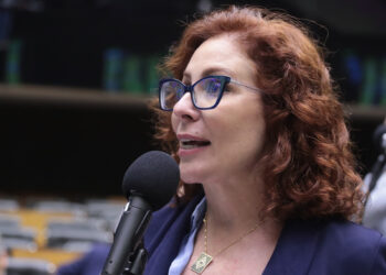 faltam-apenas-2-votos-do-stf-para-condenar-carla-zambelli-a-5-anos-de-prisao