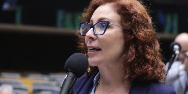 faltam-apenas-2-votos-do-stf-para-condenar-carla-zambelli-a-5-anos-de-prisao
