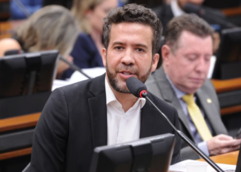 janones-defende-pena-maior-para-cabeleireira-que-pichou-estatua-do-stf