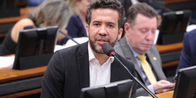 janones-defende-pena-maior-para-cabeleireira-que-pichou-estatua-do-stf