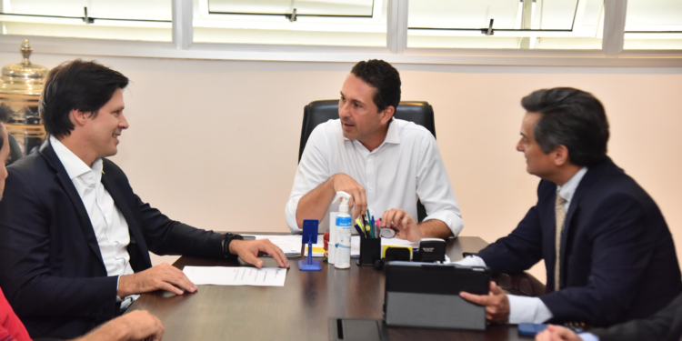 daniel-e-leandro-vilela-avaliam-construcao-de-mineradora-em-aparecida