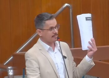 vereador-leva-documento-com-10-mil-assinaturas-contra-a-taxa-do-lixo-ao-prefeito-sandro-mabel