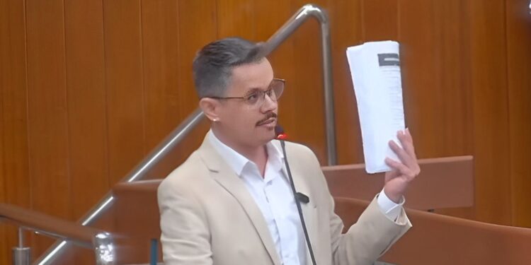 vereador-leva-documento-com-10-mil-assinaturas-contra-a-taxa-do-lixo-ao-prefeito-sandro-mabel