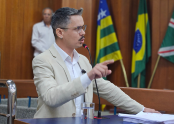 vereador-entrega-abaixo-assinado-de-10-mil-assinaturas-contra-taxa-do-lixo-para-mabel