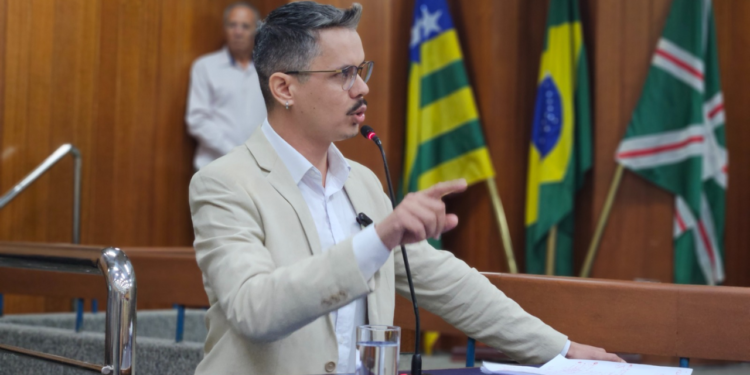 vereador-entrega-abaixo-assinado-de-10-mil-assinaturas-contra-taxa-do-lixo-para-mabel